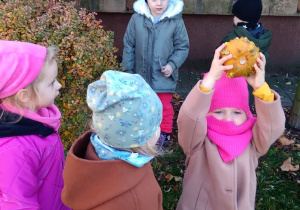 Julka znalazła dynię ukrytą w przedszkolnym ogrodzie